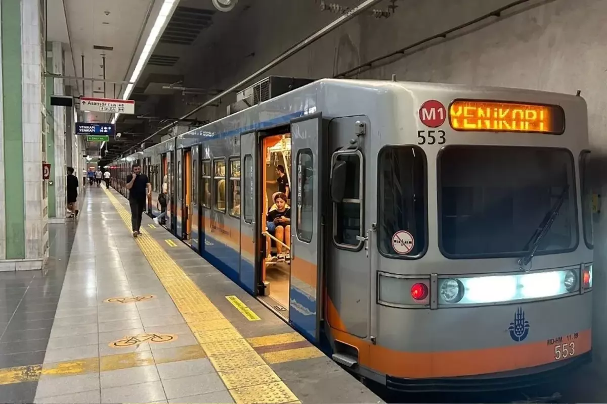 Bakirkoy Metro Istasyonunda Bir Kisi Raylara 19157764 6695 Amp