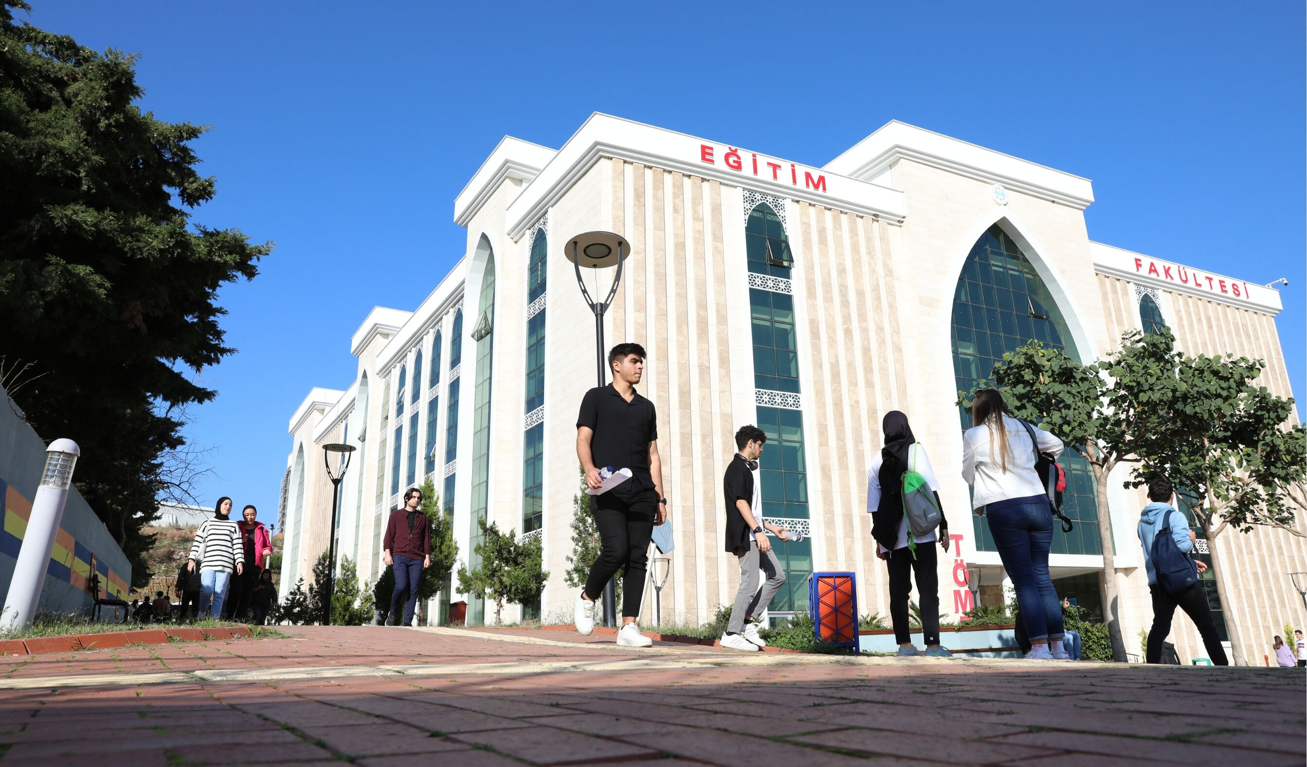 Alkü'den Bilime Çifte Katkı