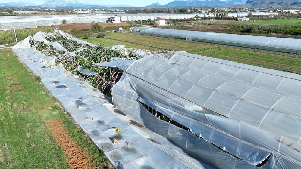 Antalya'da Hortumun Seralara Verdiği Zarar7