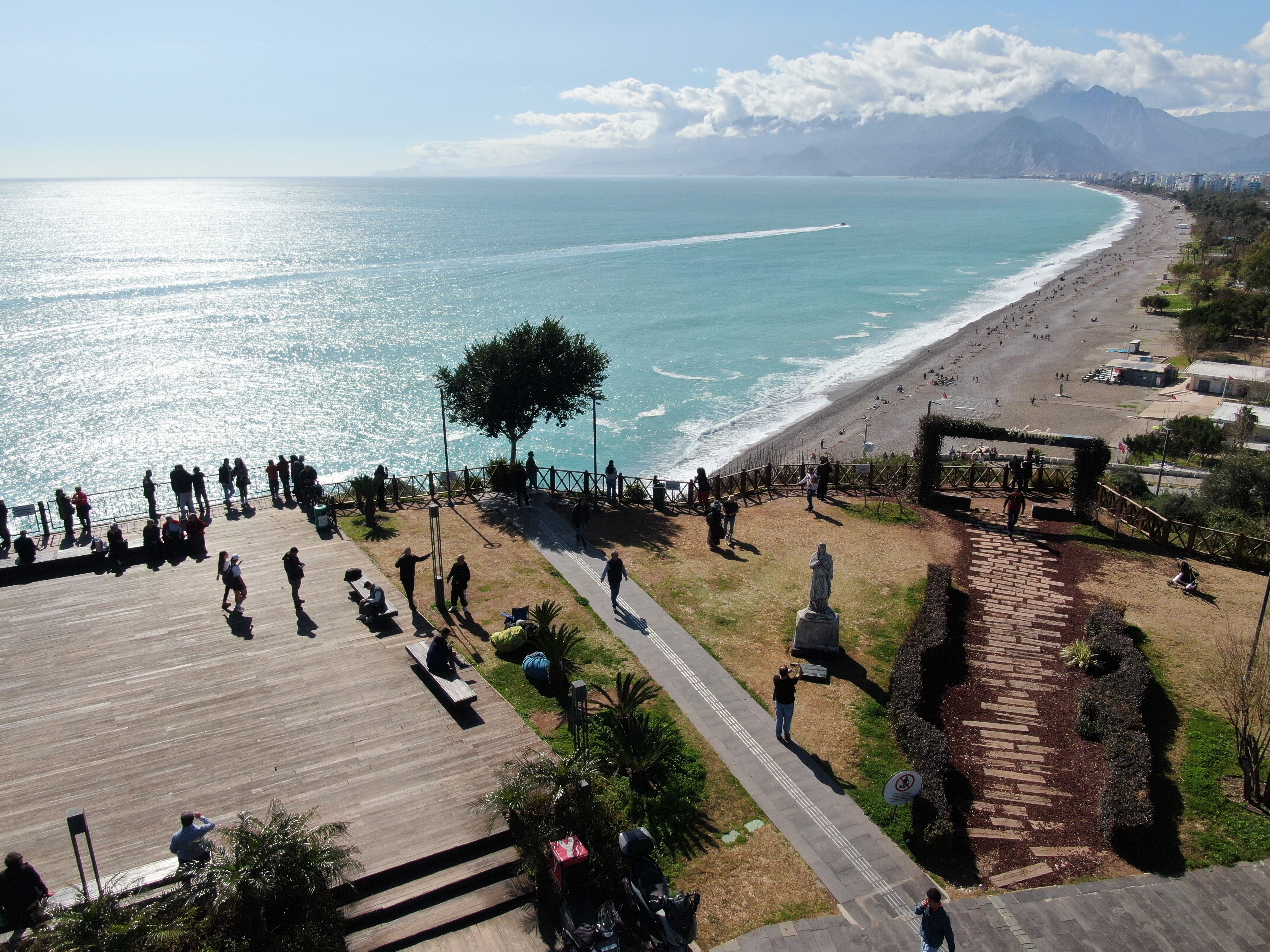 Antalya'da Iki Gün Boyunca Durmadı Güneş Çıktı, Sahile Koştular (2)