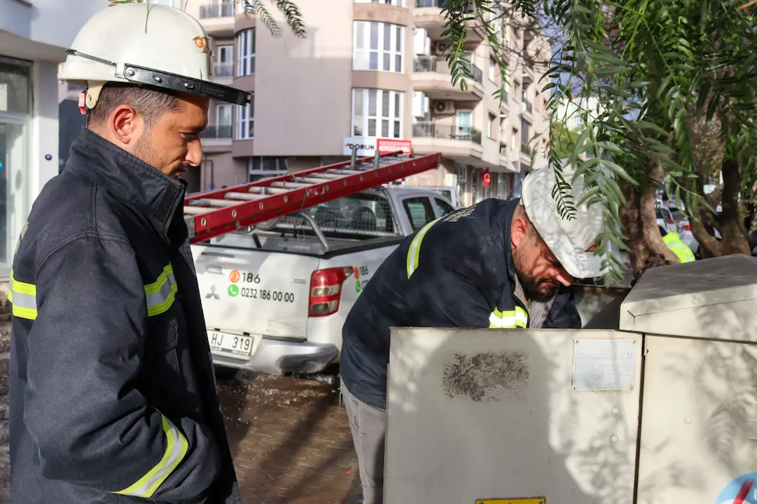 Izmir Elektrik Kesintisi Gdz Elektrik Ekipleri Firtinada Tam Kadro Sahada
