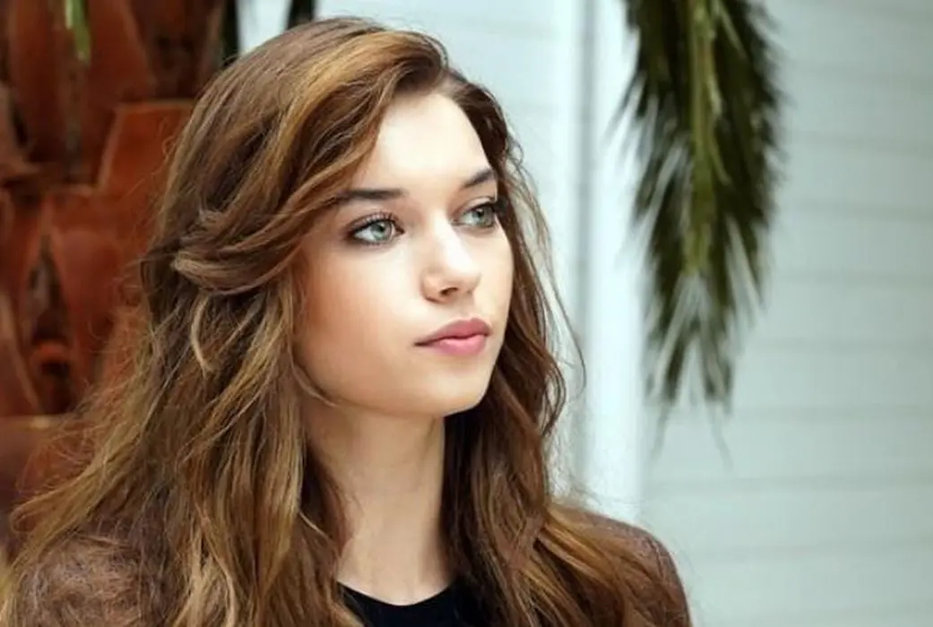 Afra Saracoglu Kimdir Afra Sarac