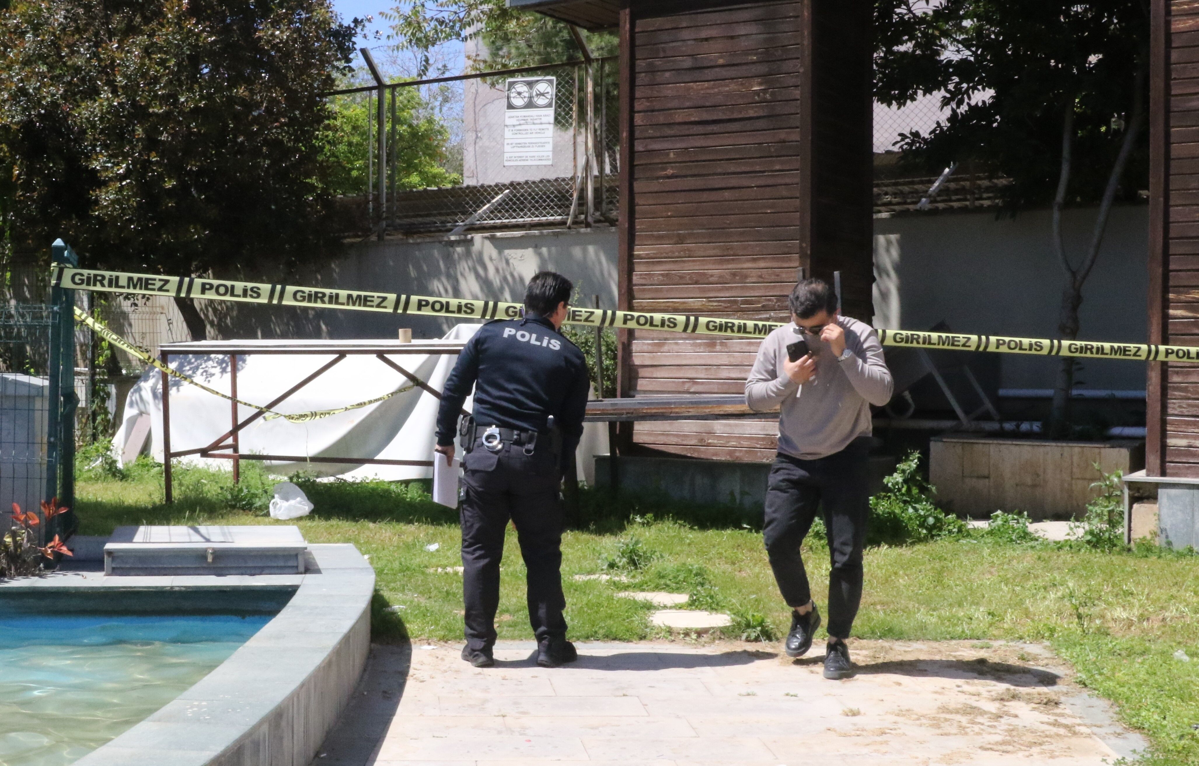 Antalya'da Korkunç Gerçek! Cset Reklam Panosundan Çıktı (1)
