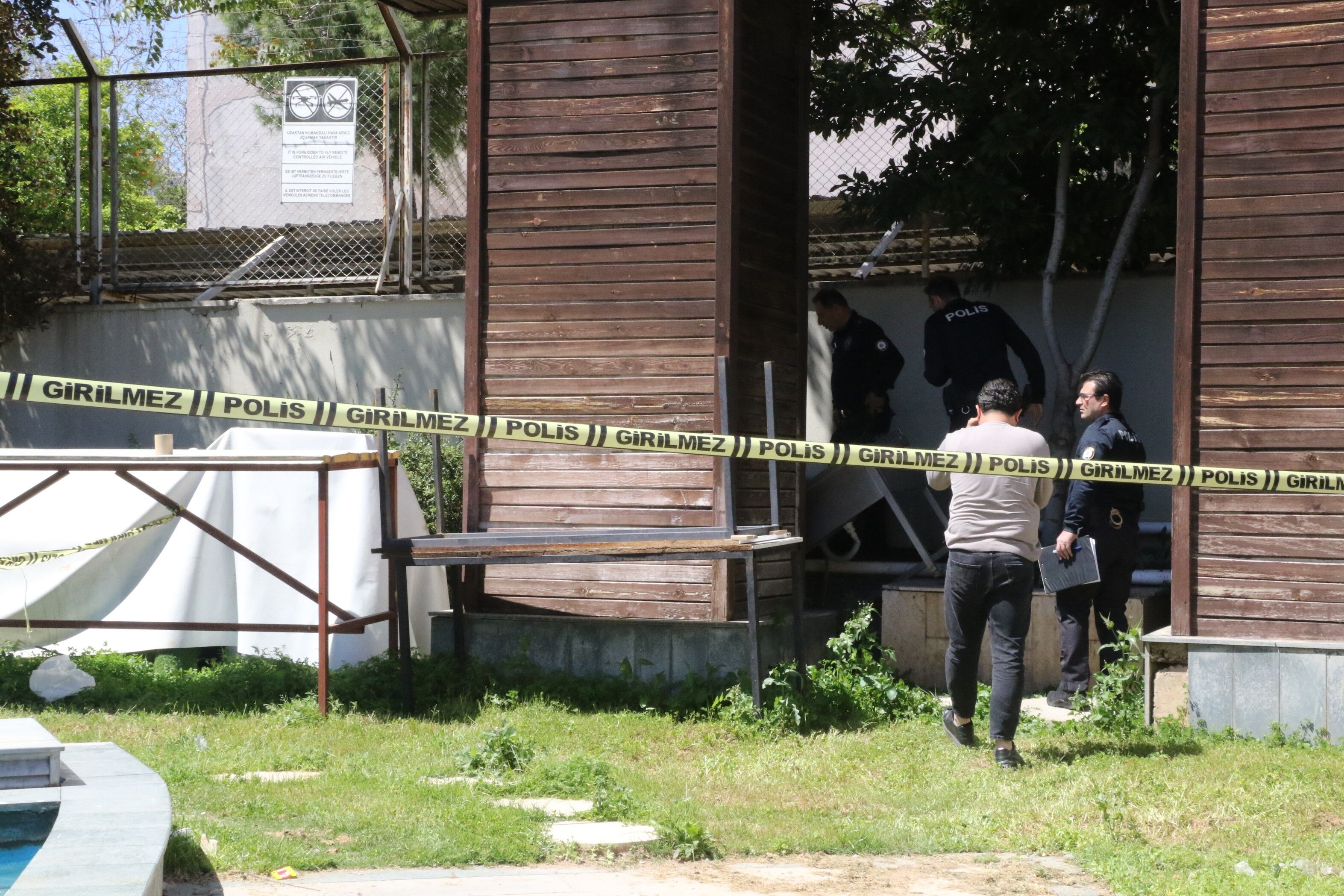 Antalya'da Korkunç Gerçek! Cset Reklam Panosundan Çıktı (2)