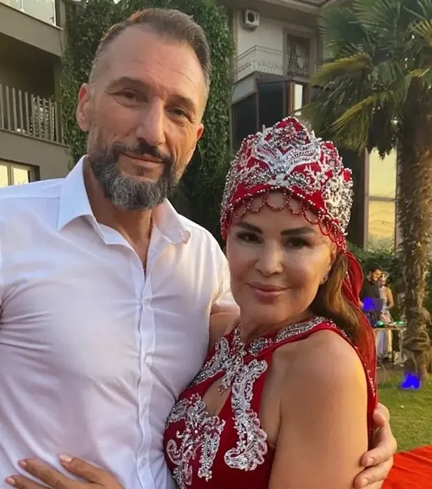 Nuray Sayarı (1)