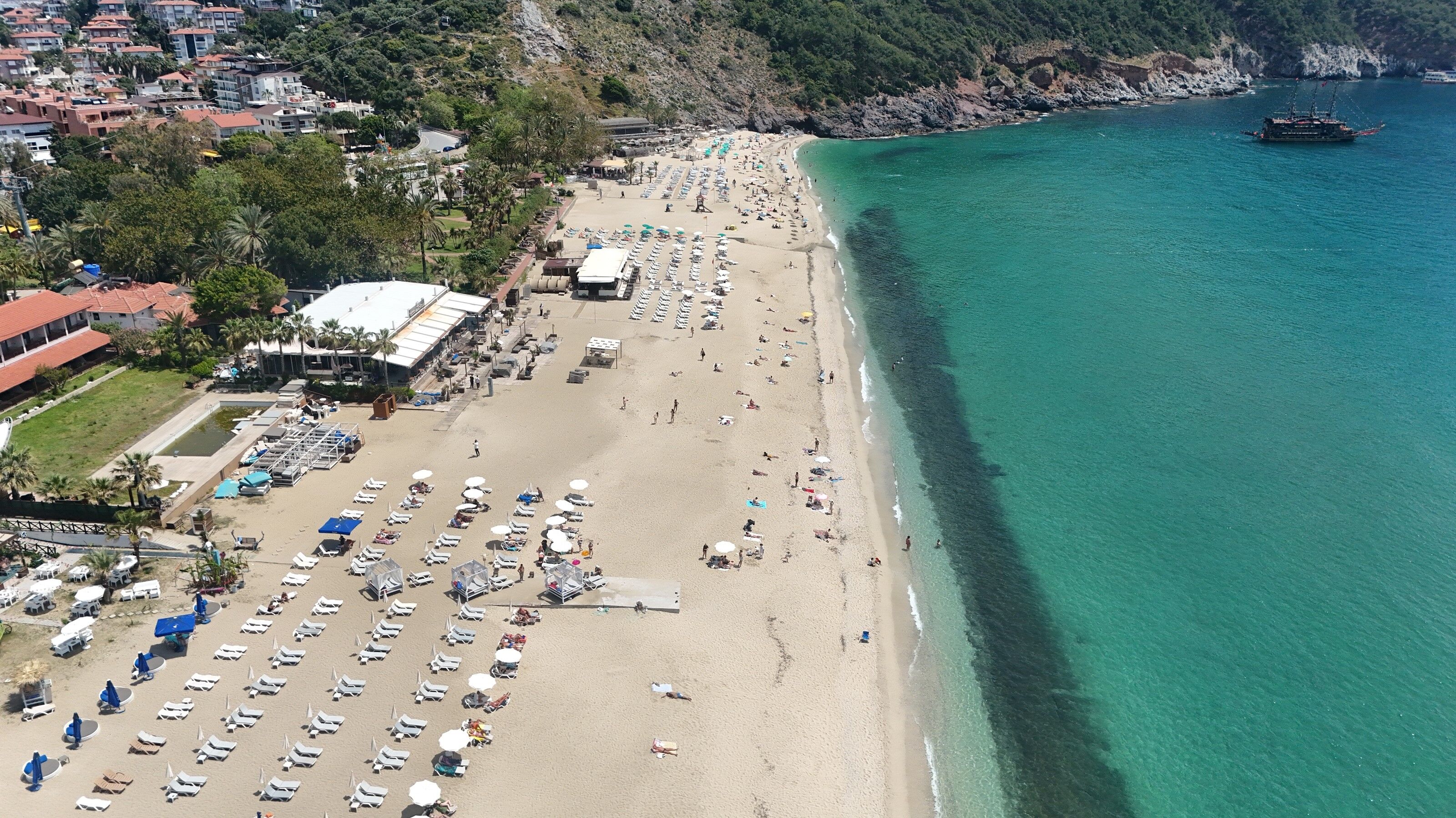 Alanya'da Havalar Bir Anda Isında! Sahile Koştular (1)