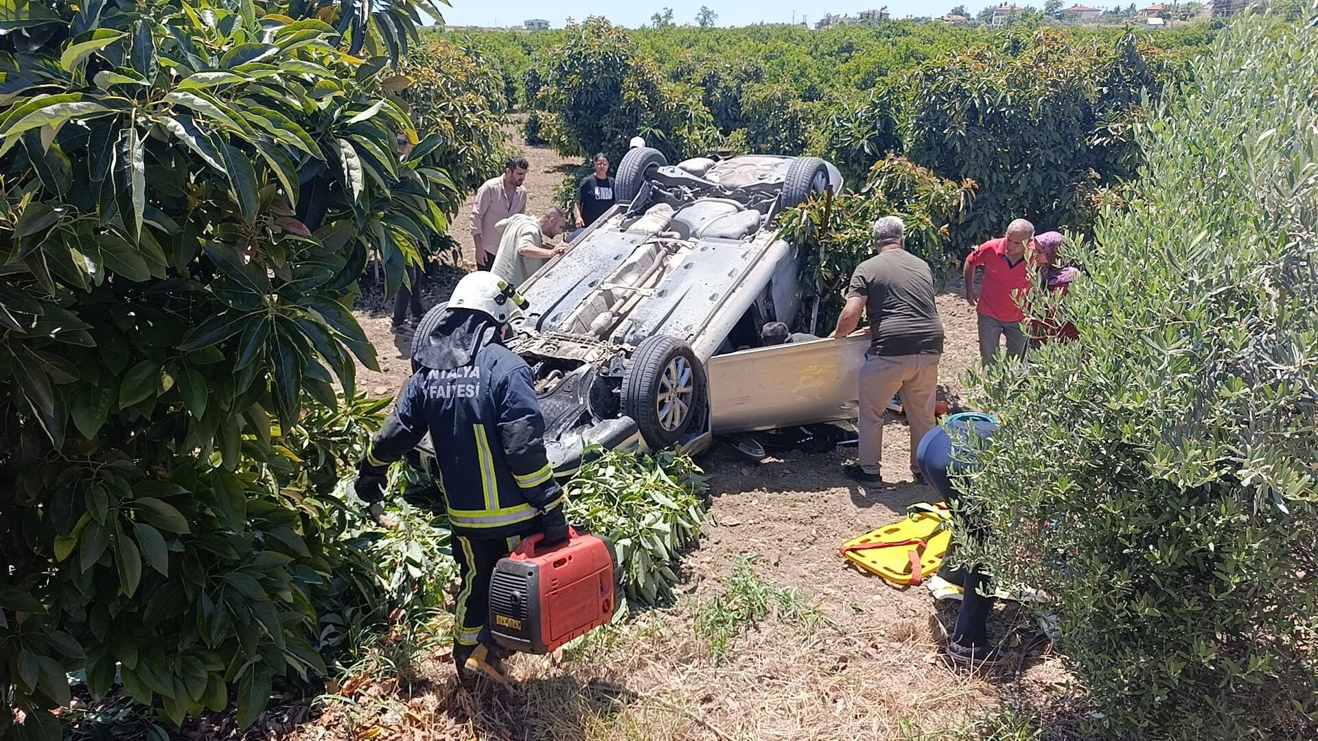 Antalya'da Araç Bahçeye Uçtu (3)