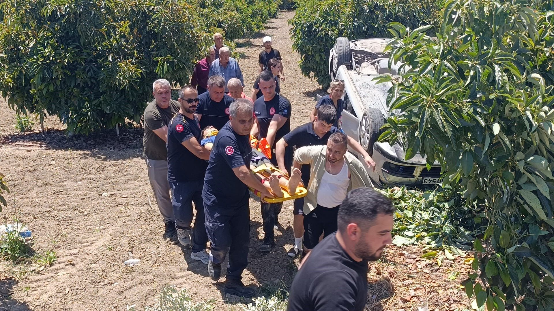 Antalya'da Araç Bahçeye Uçtu (4)