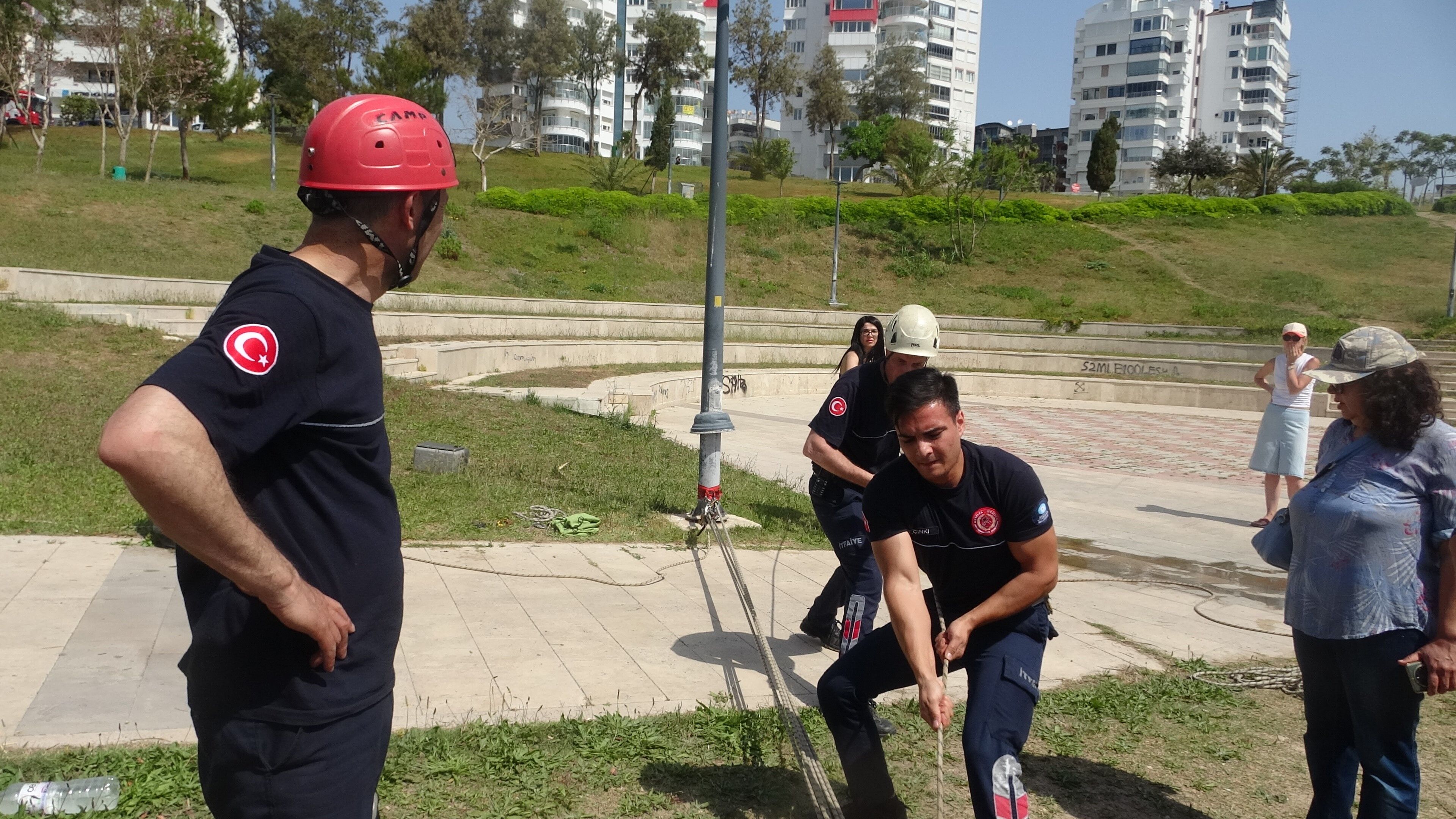 Antalya'da Falezlere Düşen Köpek Nika Gözyaşlarıyla Kurtarıldı (3)