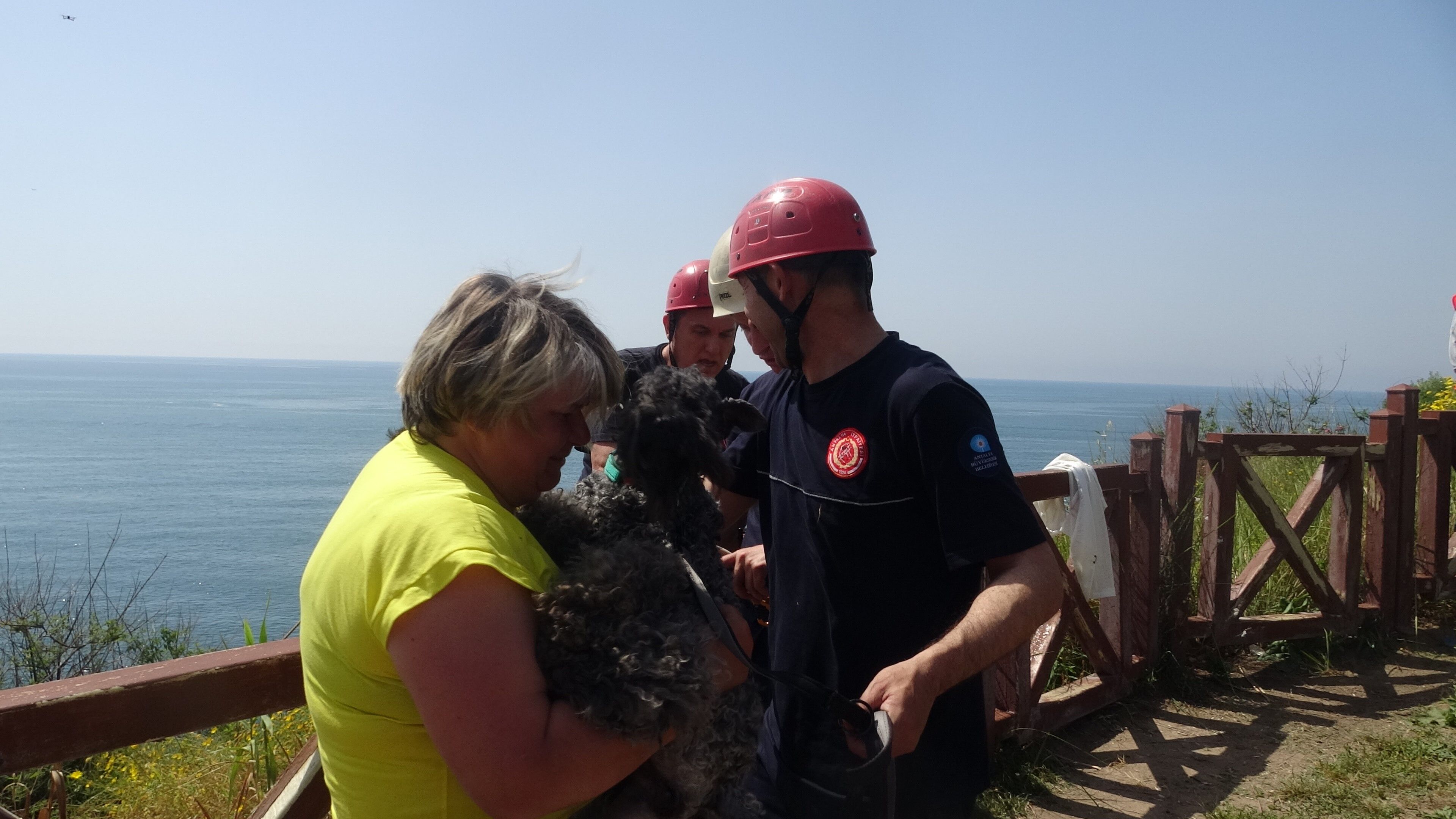 Antalya'da Falezlere Düşen Köpek Nika Gözyaşlarıyla Kurtarıldı (5)