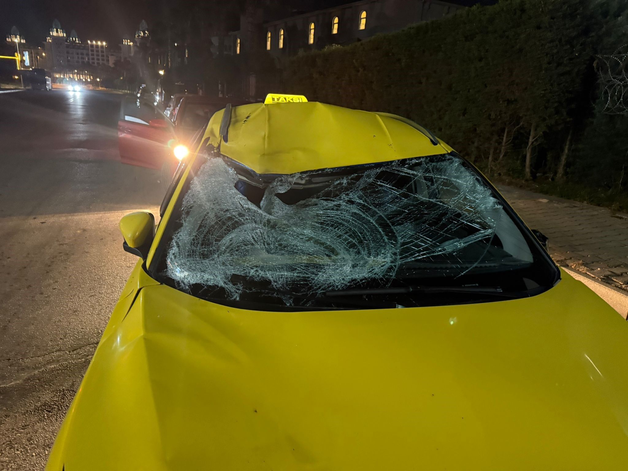 Antalya'da Gece Yarısı Feci Kaza! Metrelerce Savruldu, Hayatını Kaybetti (1)