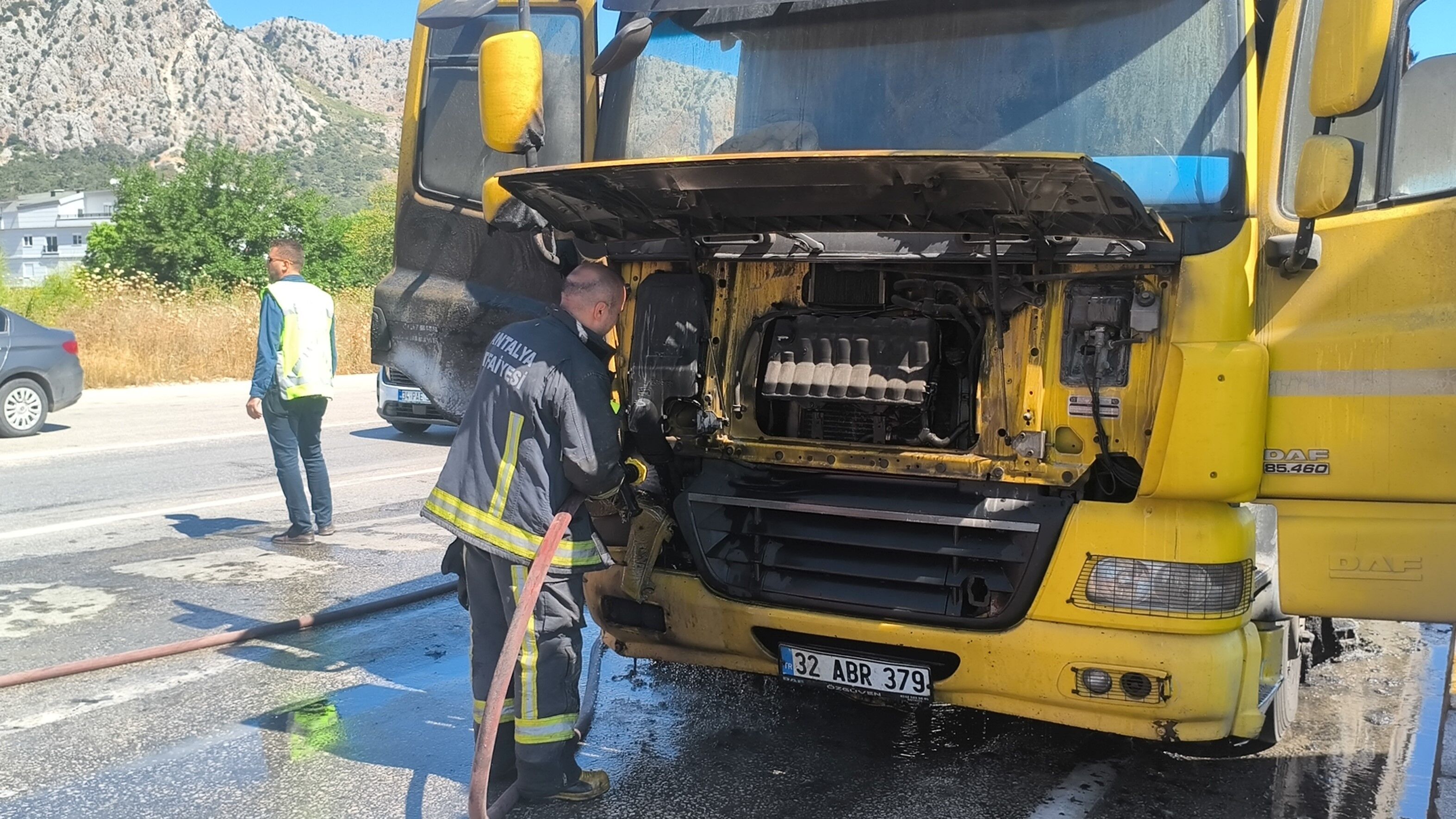 Antalya’da Kırmızı Işıkta Tır Yangını (1)