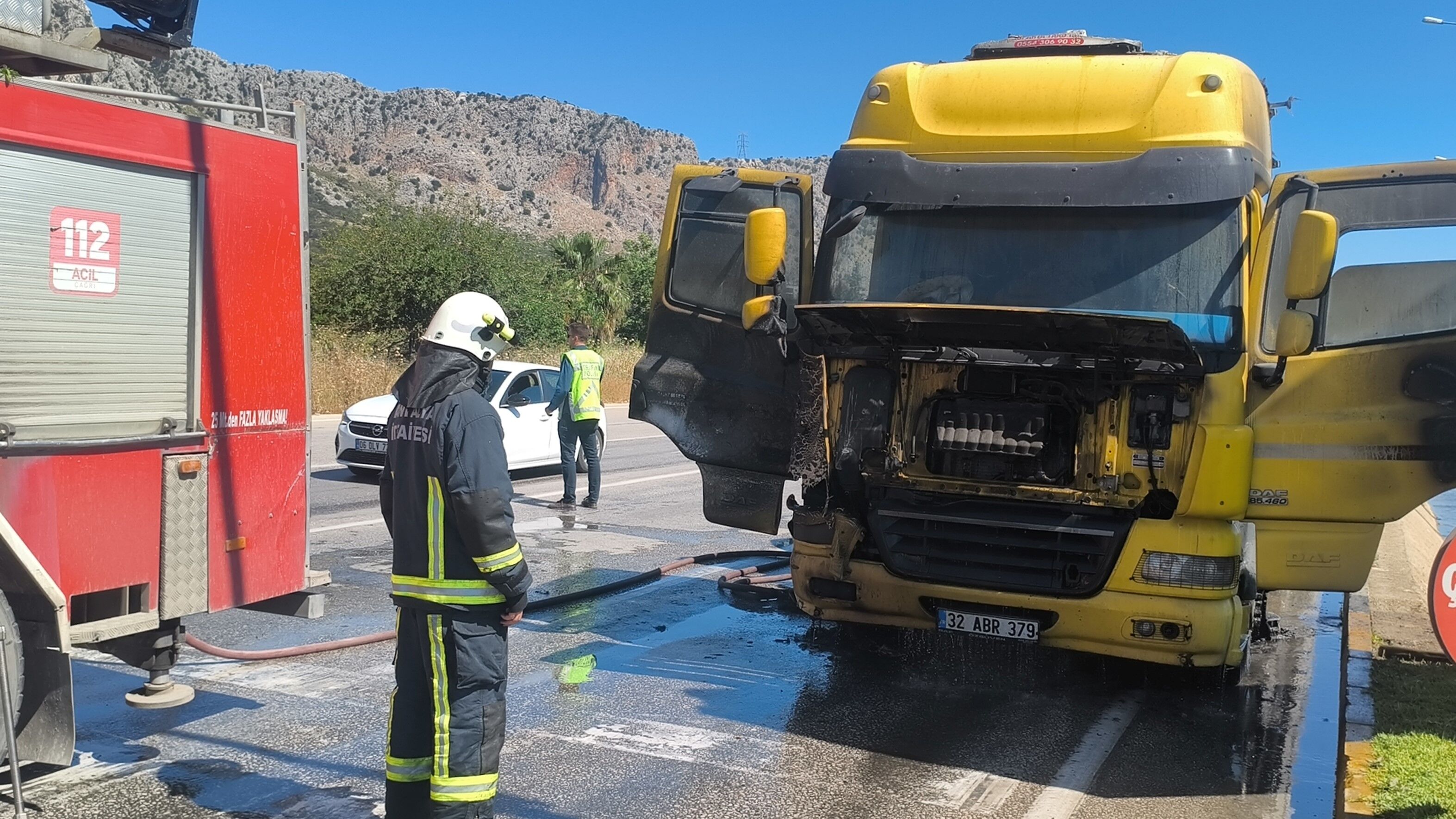 Antalya’da Kırmızı Işıkta Tır Yangını (3)