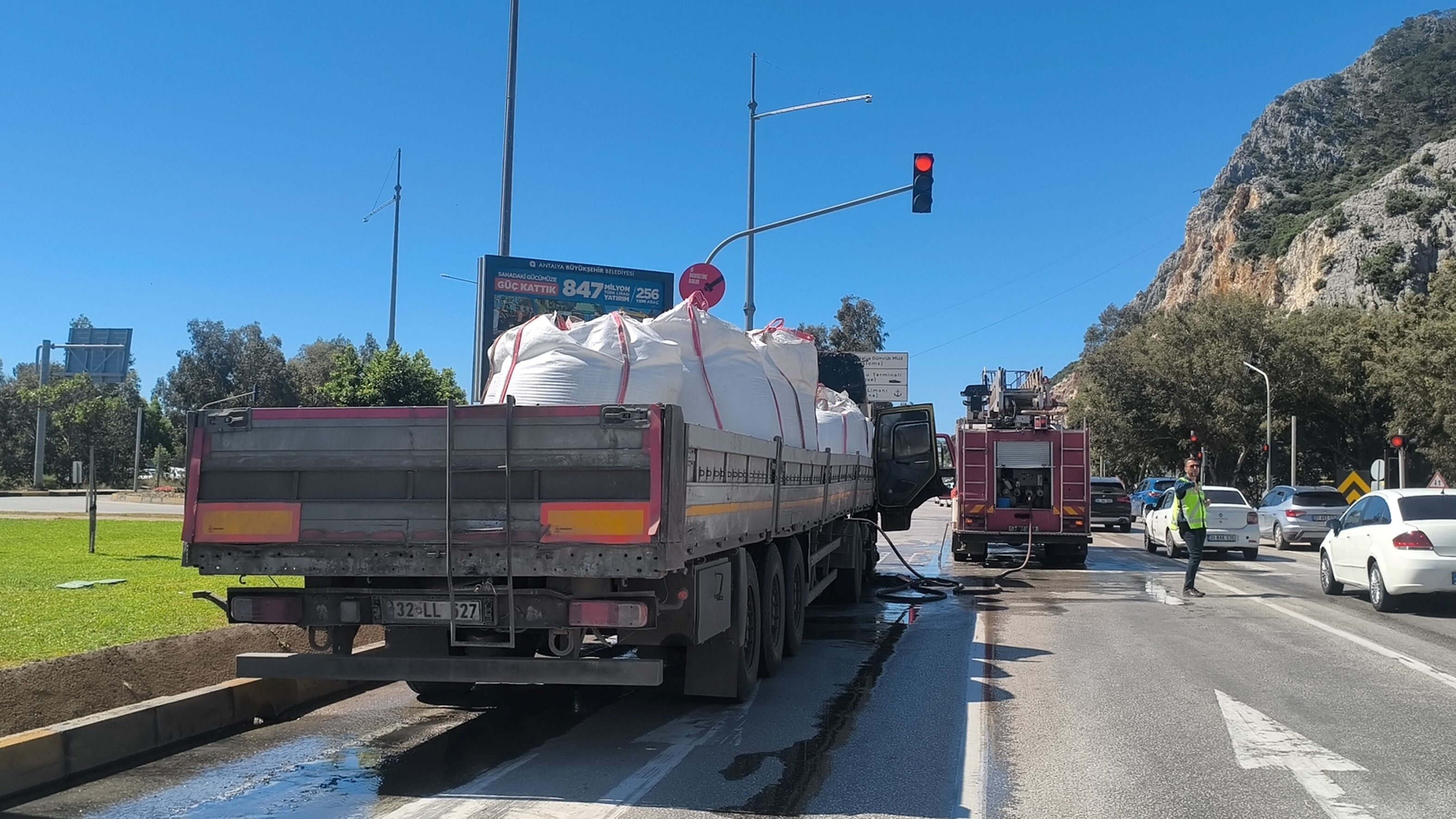 Antalya’da Kırmızı Işıkta Tır Yangını (5)