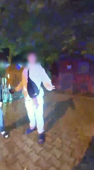 Antalya'da Yere Uyşturucu Attı, Yaka Kamerasına Takıldı (6)