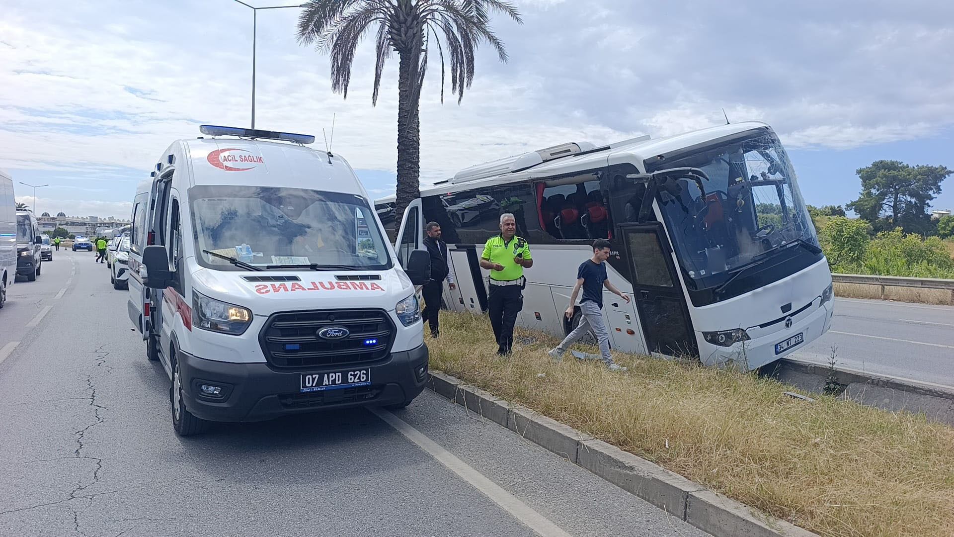Bayram Yolcularını Almaya Gidiyordu! Alanya Antalya Yolunda Korkutan Kaza (1)