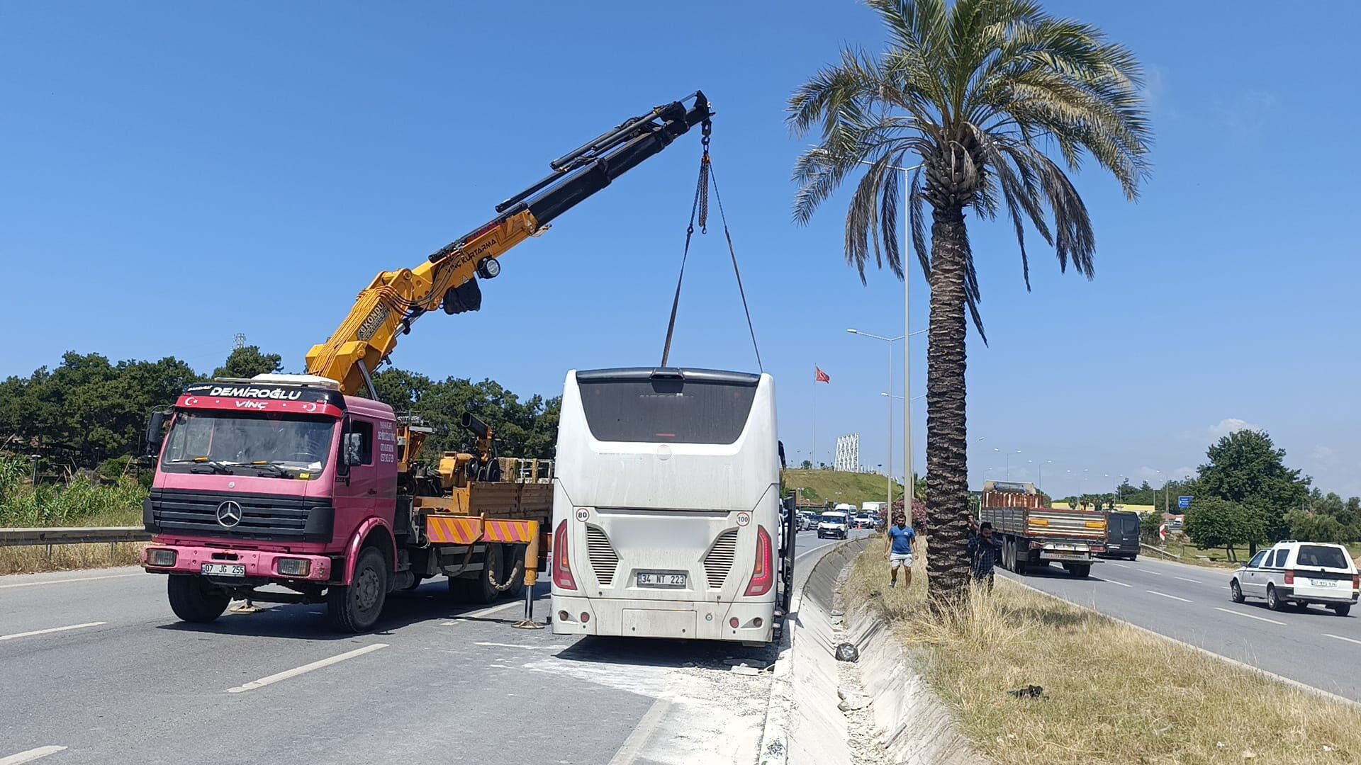 Bayram Yolcularını Almaya Gidiyordu! Alanya Antalya Yolunda Korkutan Kaza (2)