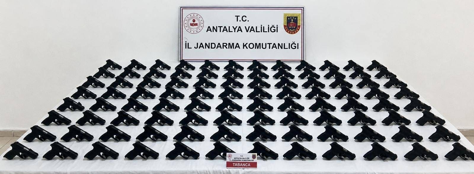 Jandarma Yüzlerce Kaçak Silah Ele Geçirdi-1