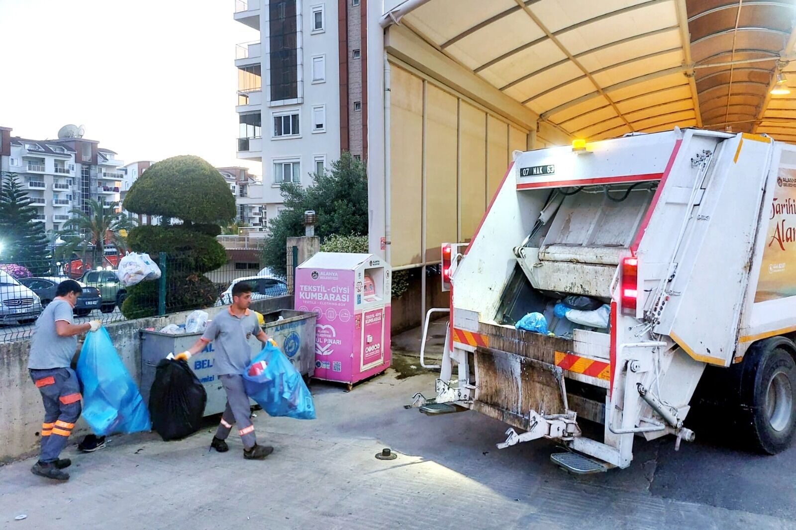 Alanya Beledi̇yesi̇ Temi̇zli̇k İşleri̇'nden Bayram Mesai̇si̇ (2)