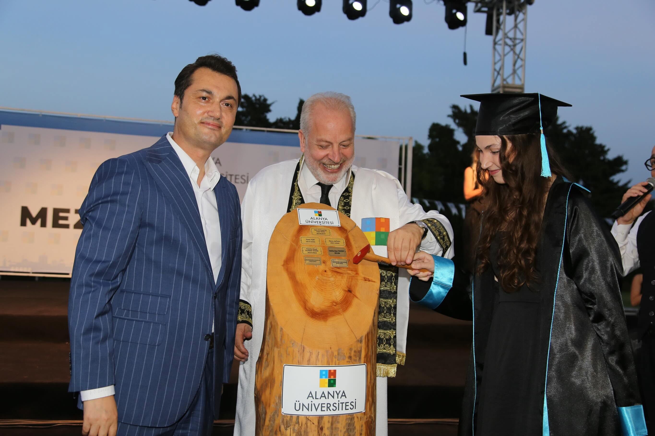 Alanya Üniversitesi Mezunlarını Geleceğe Uğurladı (2)