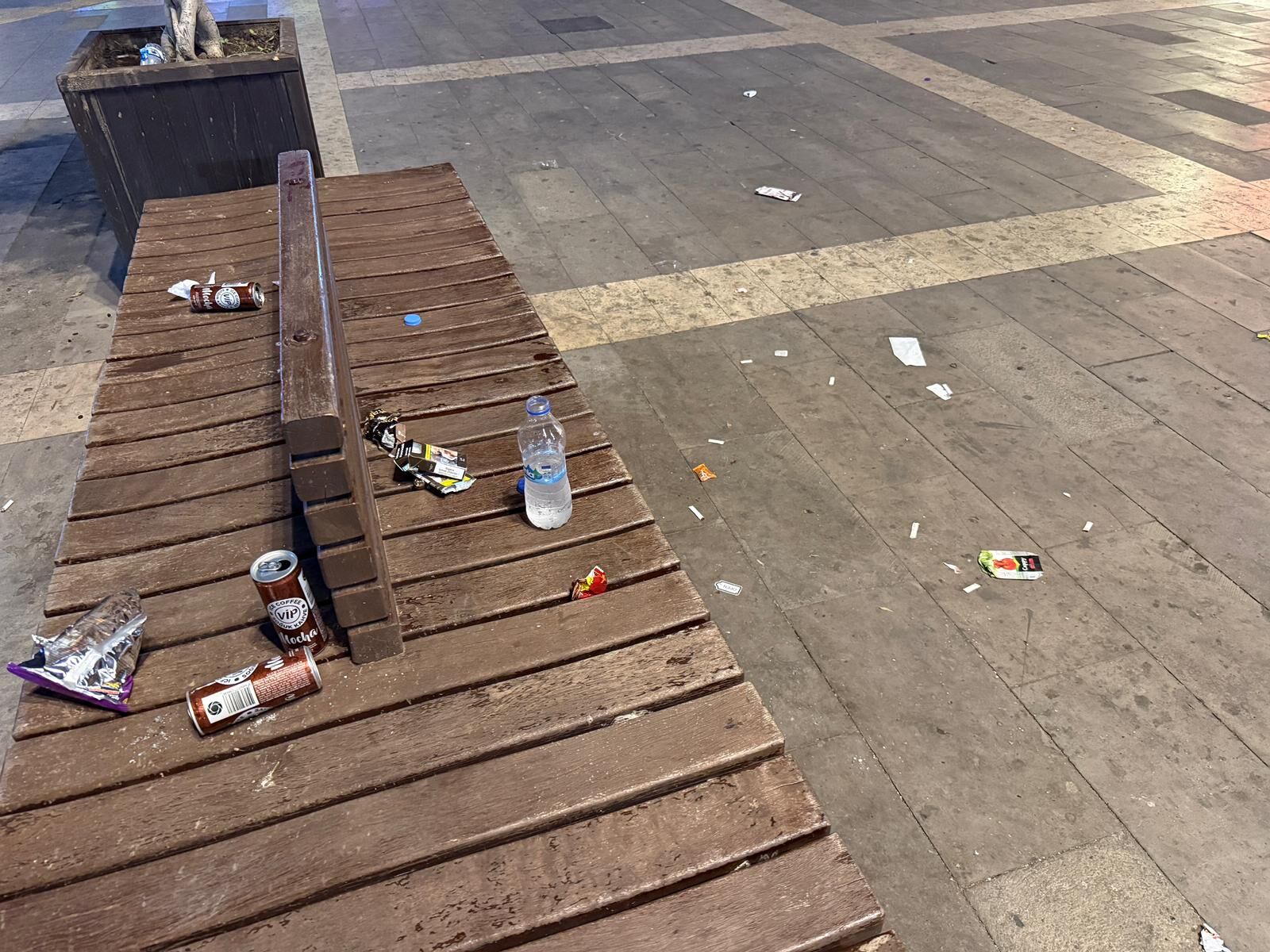 Alanya'nın Meydanını Çöplük Sandılar! Hacet'te Rezil Görüntü (1)