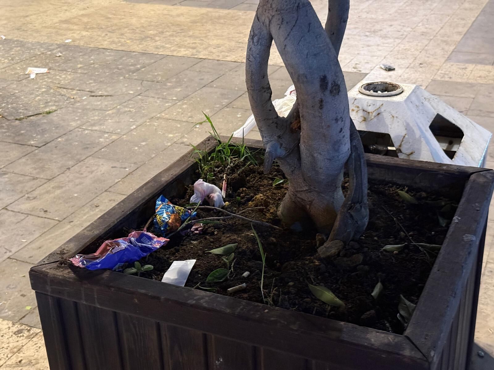 Alanya'nın Meydanını Çöplük Sandılar! Hacet'te Rezil Görüntü (2)