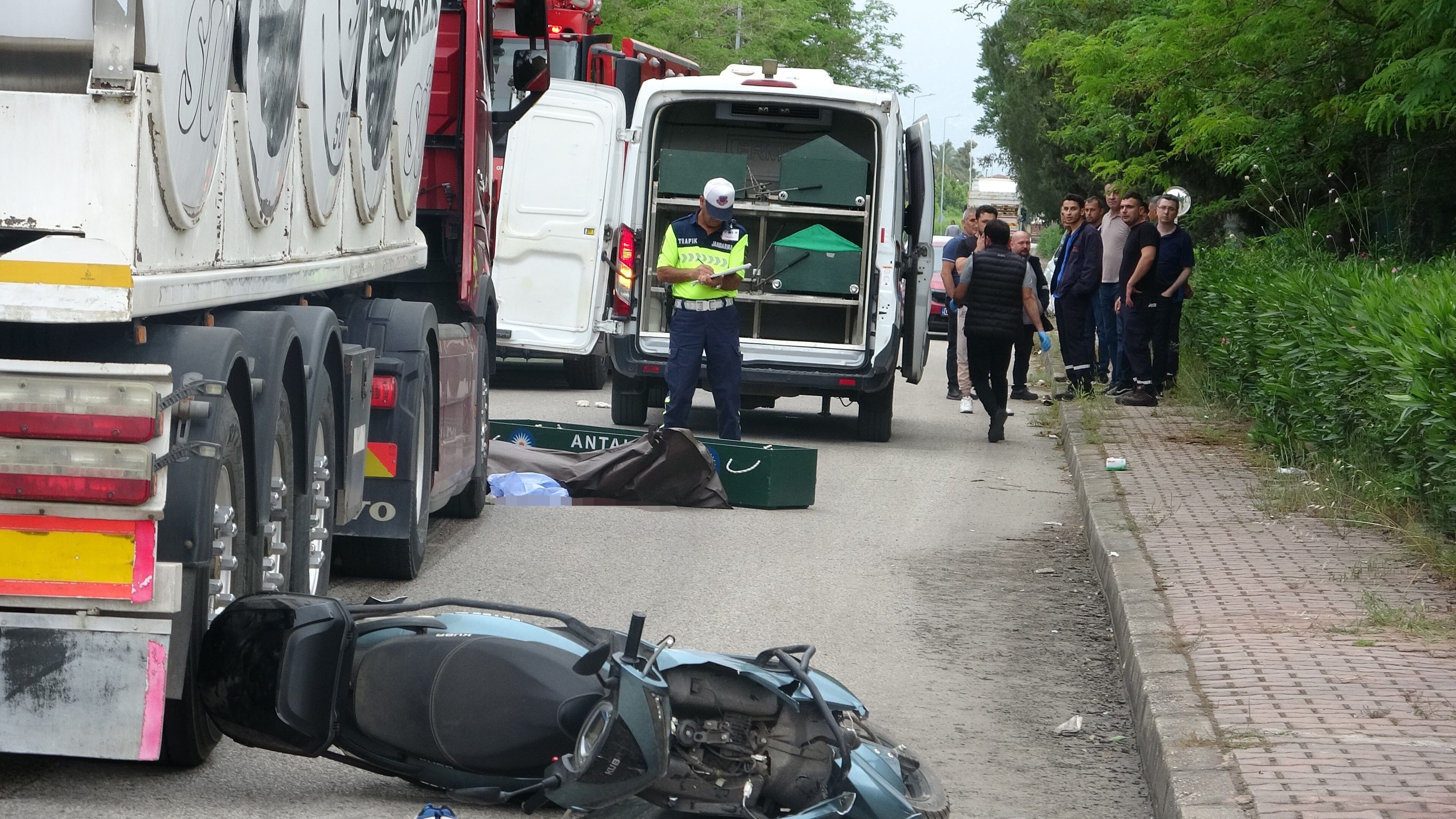 Alınan Aracın Devrini Beklerken Hayalleri Kural Ihlali Yapan Tırın Altında Kaldı (2)
