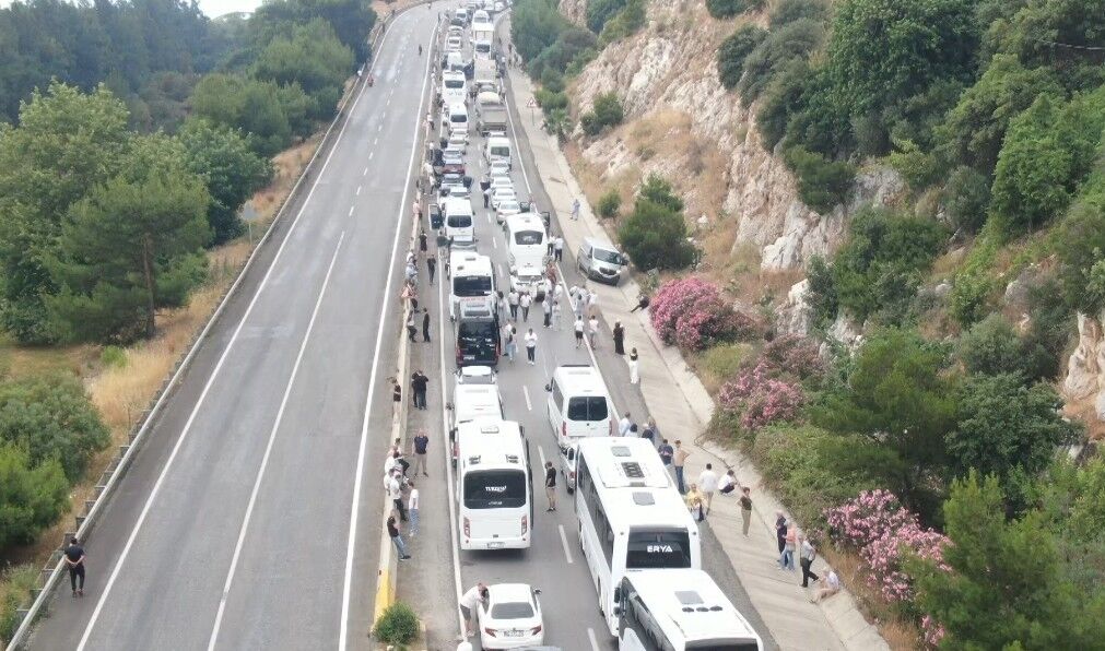 Antalya Kemer Yolunda Kilometrelerce Kuyruk Oluştu (3)