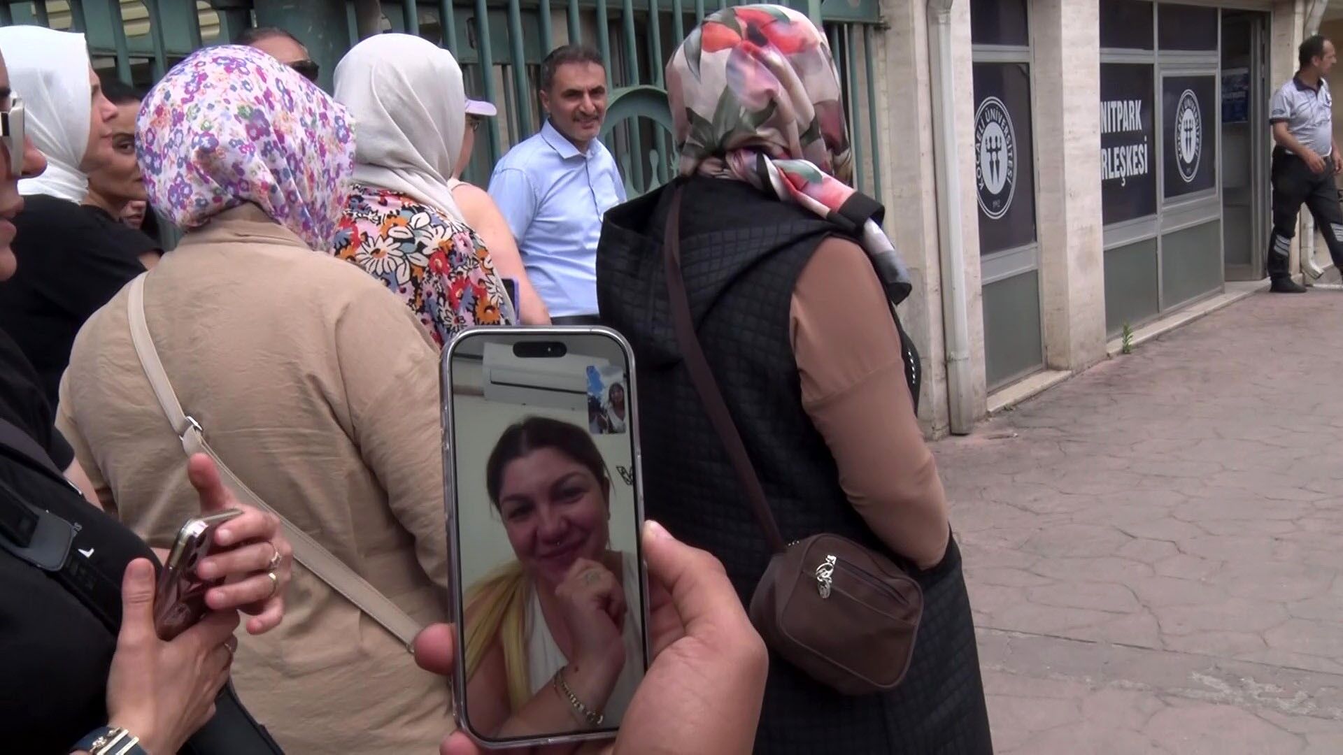 Antalya Kocaeli Hattında Gözyaşları! Kızının Sınavını Dakika Dakika Telefonla Takip Etti (4)