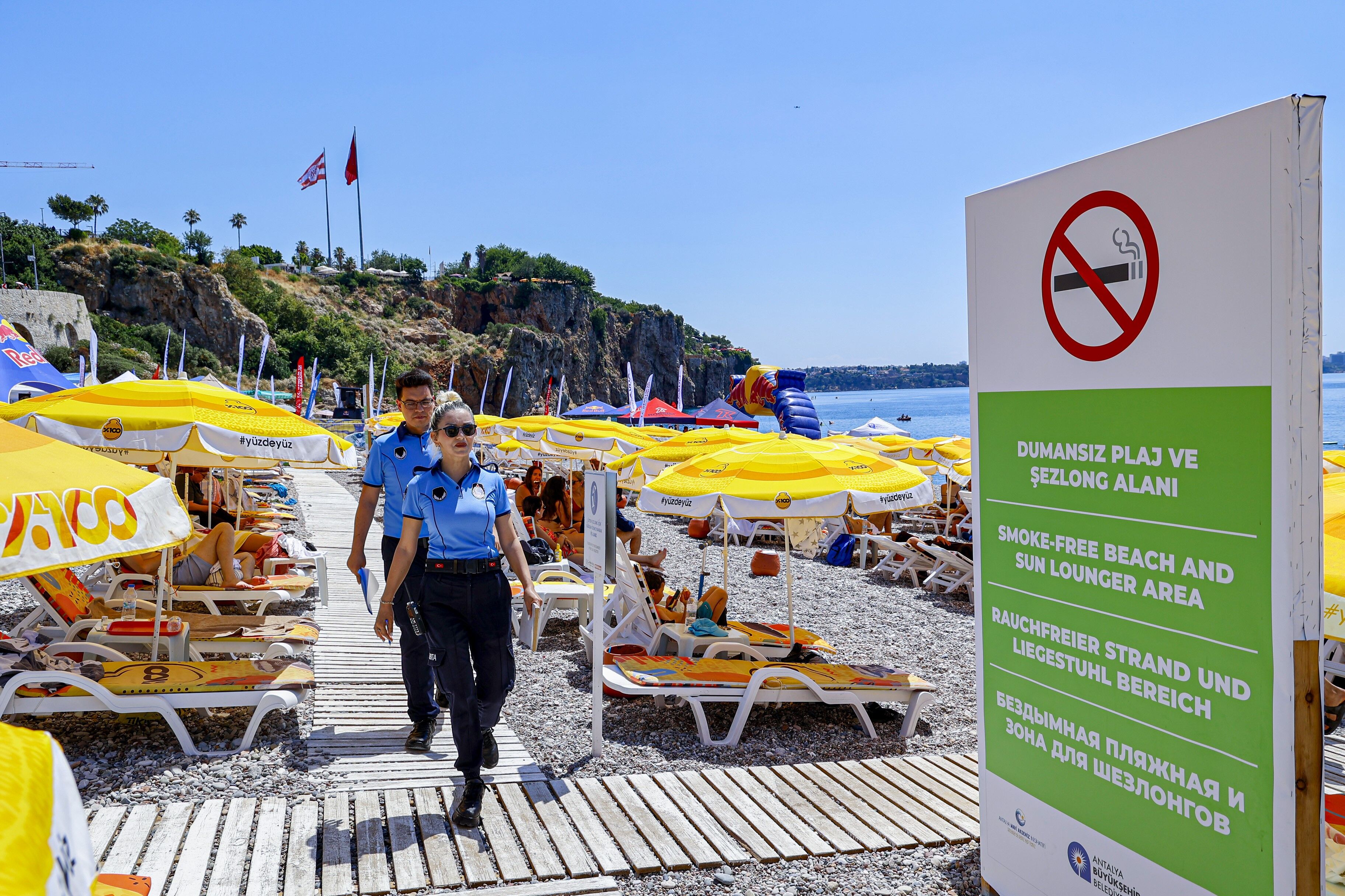 Antalya Sahillerinde Sigara Içmek Yasak! Sigara Içen Yandı (1)