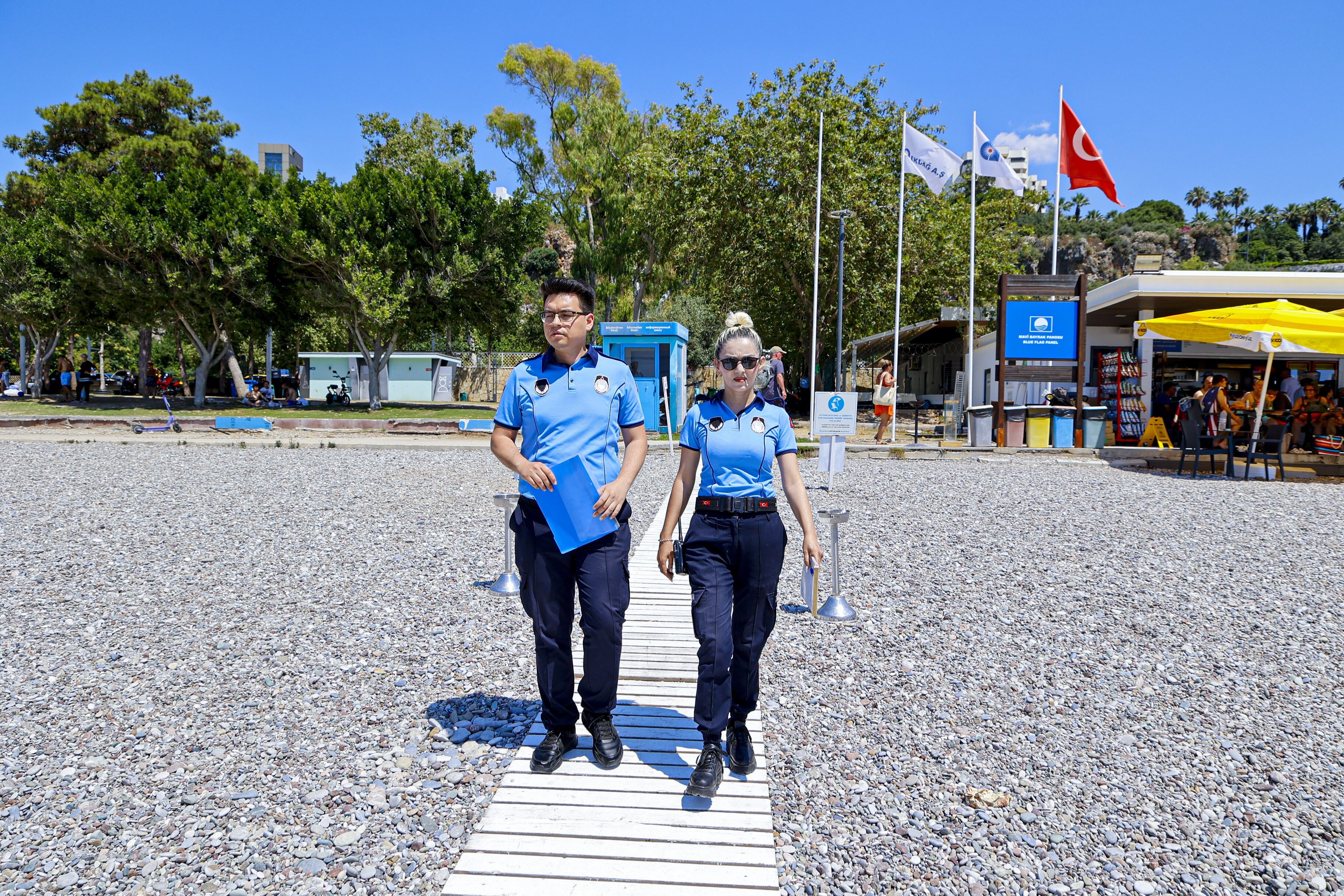 Antalya Sahillerinde Sigara Içmek Yasak! Sigara Içen Yandı (4)