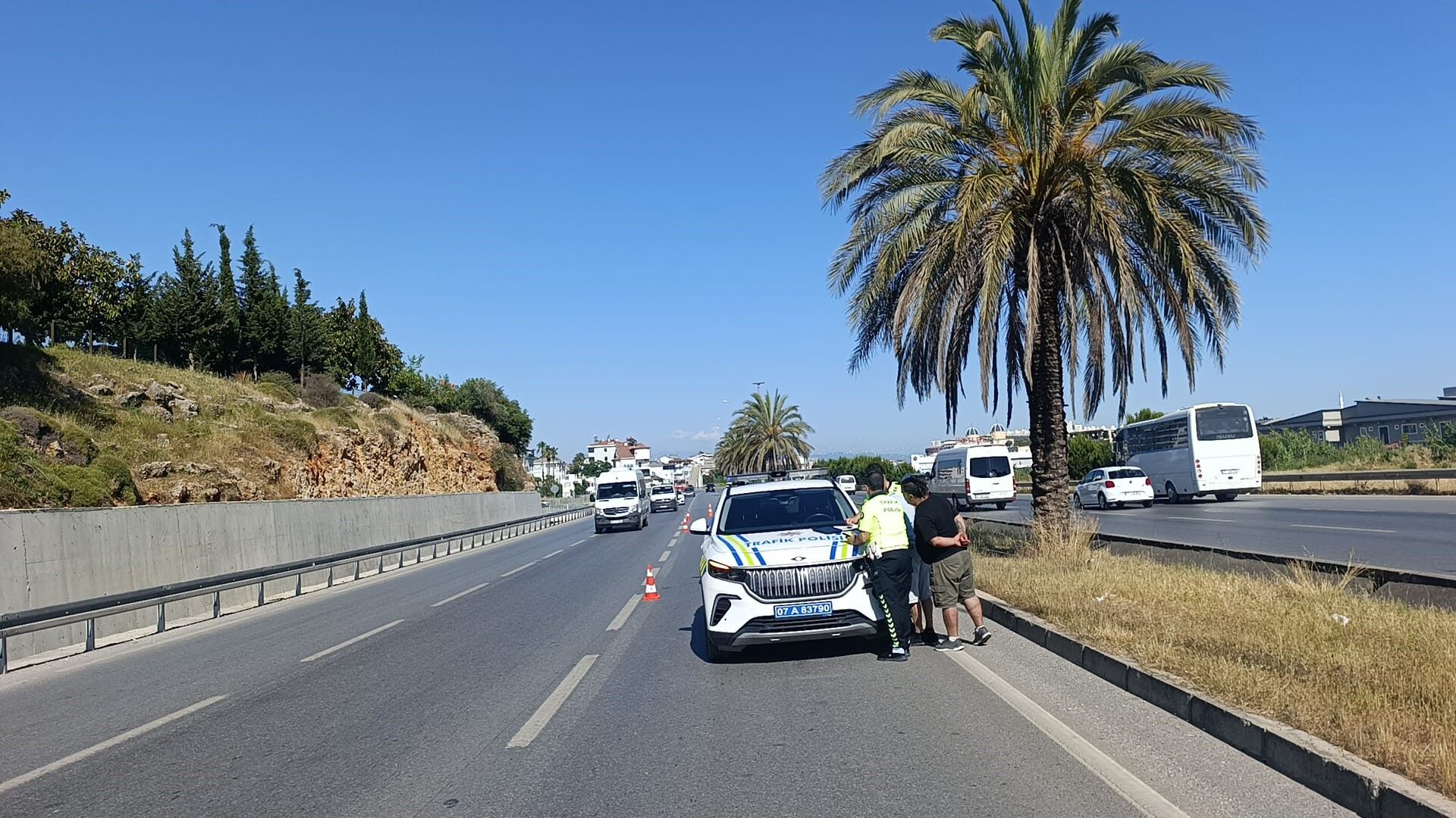 Antalya Sara Nöbeti Geçiren Sürücüye Trafik Engeli (1)-1