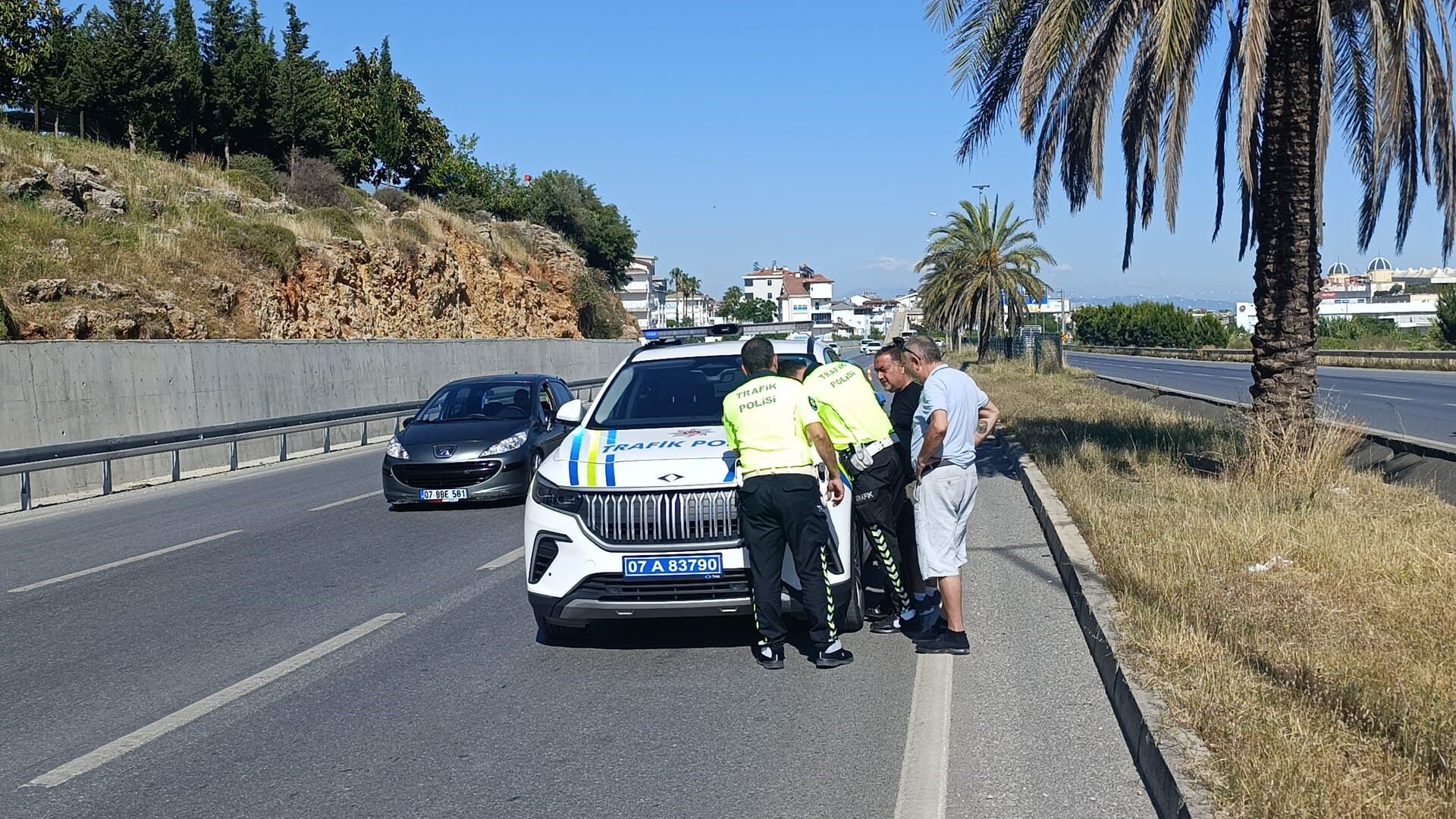 Antalya Sara Nöbeti Geçiren Sürücüye Trafik Engeli (2)