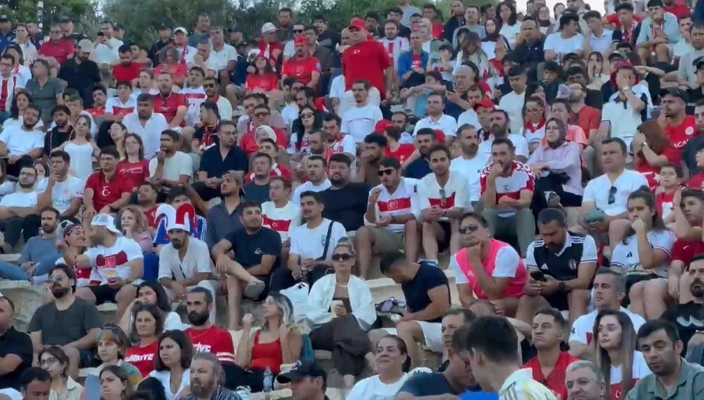 Antalya Tarihi Atmosferde Türkiye Paraguay Maçını Izledi (2)