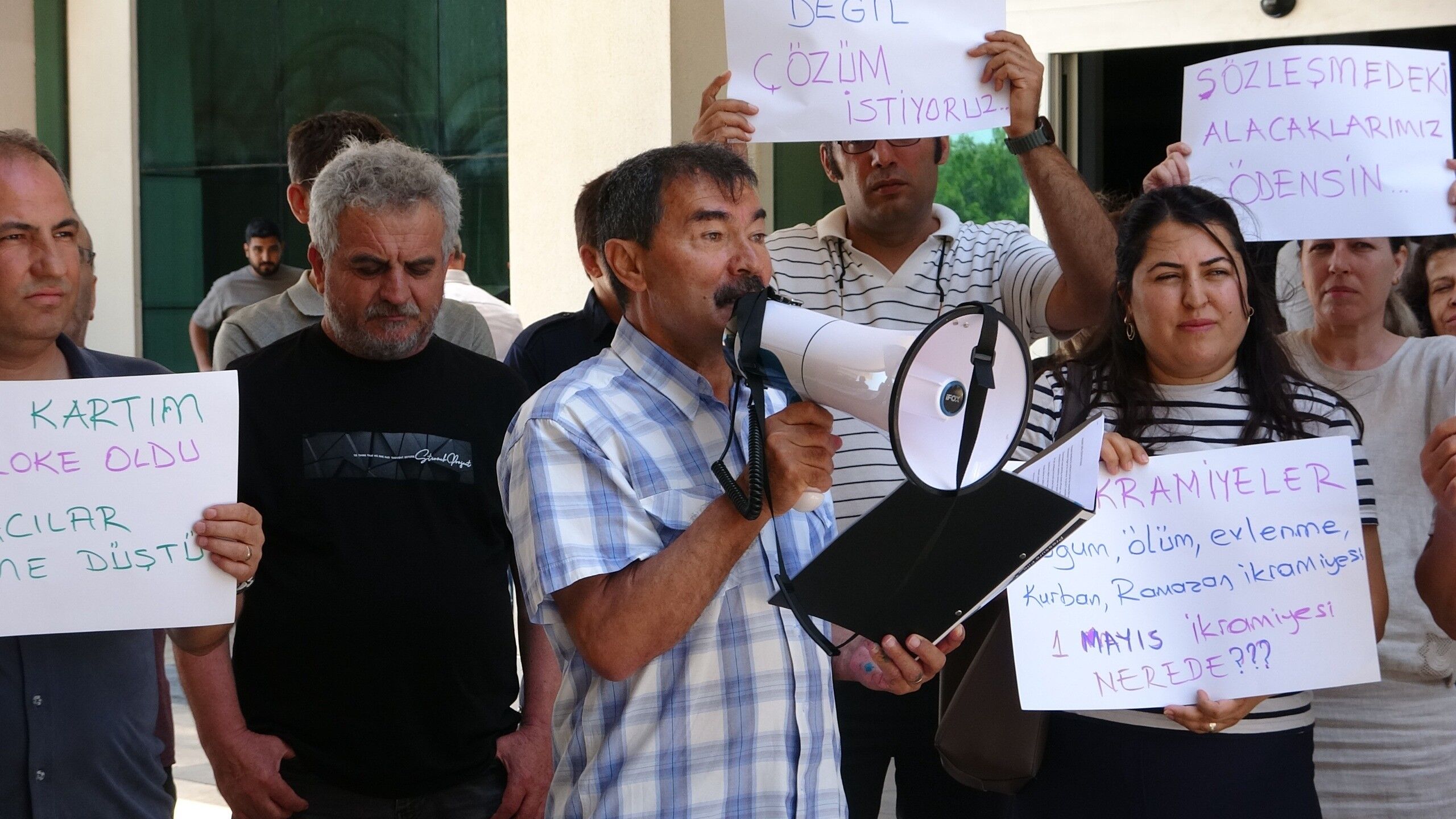Antalya Tümbelsenkonyaaltı Belediyesi Önünde Alacak Eylemi (1)-1