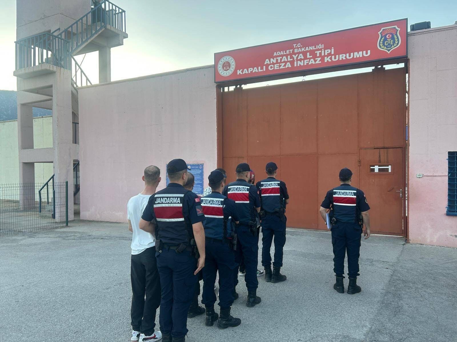 Antalya Uyuşturucu Operasyonu Tutuklandılar (1)-1