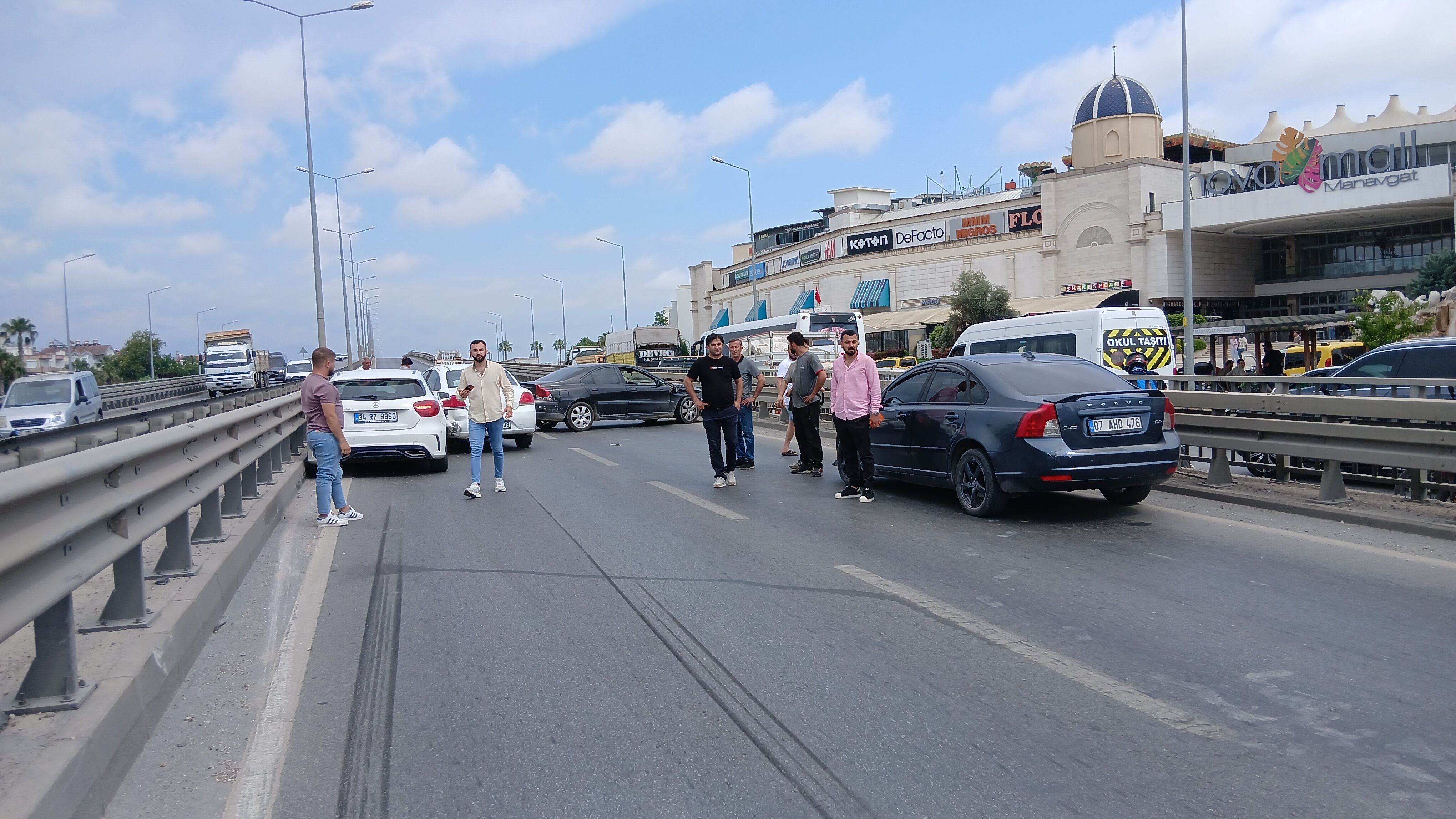 Antalya'da 4 Araç Birbirine Girdi (1)-1