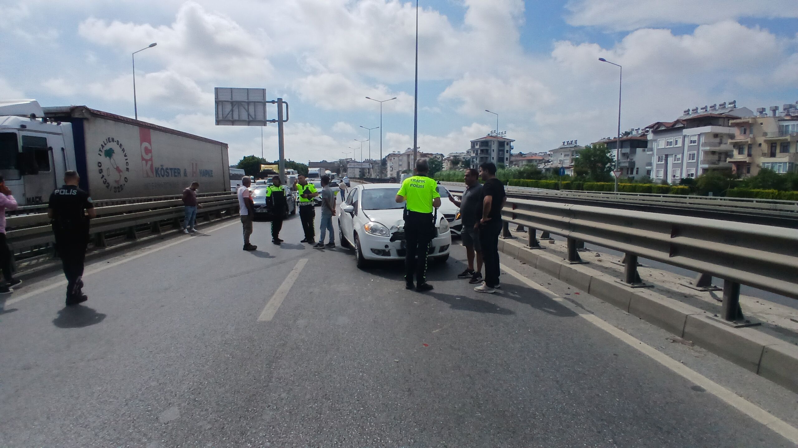 Antalya'da 4 Araç Birbirine Girdi (2)