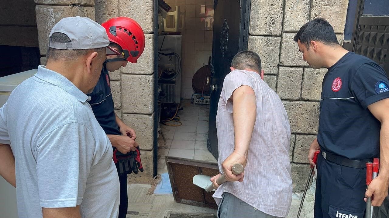 Antalya'da Camide Görülen Yılan Panik Yarattı (3)