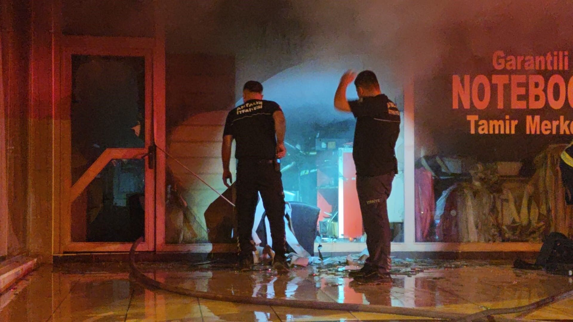 Antalya'da Çıkan Yangını Gözyaşlarıyla Izledi! Yere Çöktü Ve Öylece Kaldı (1)