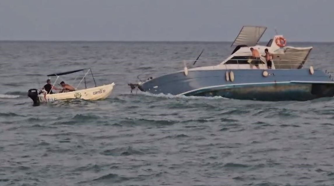 Antalya'da Denizin Ortasında Mahsur Kaldılar (1)