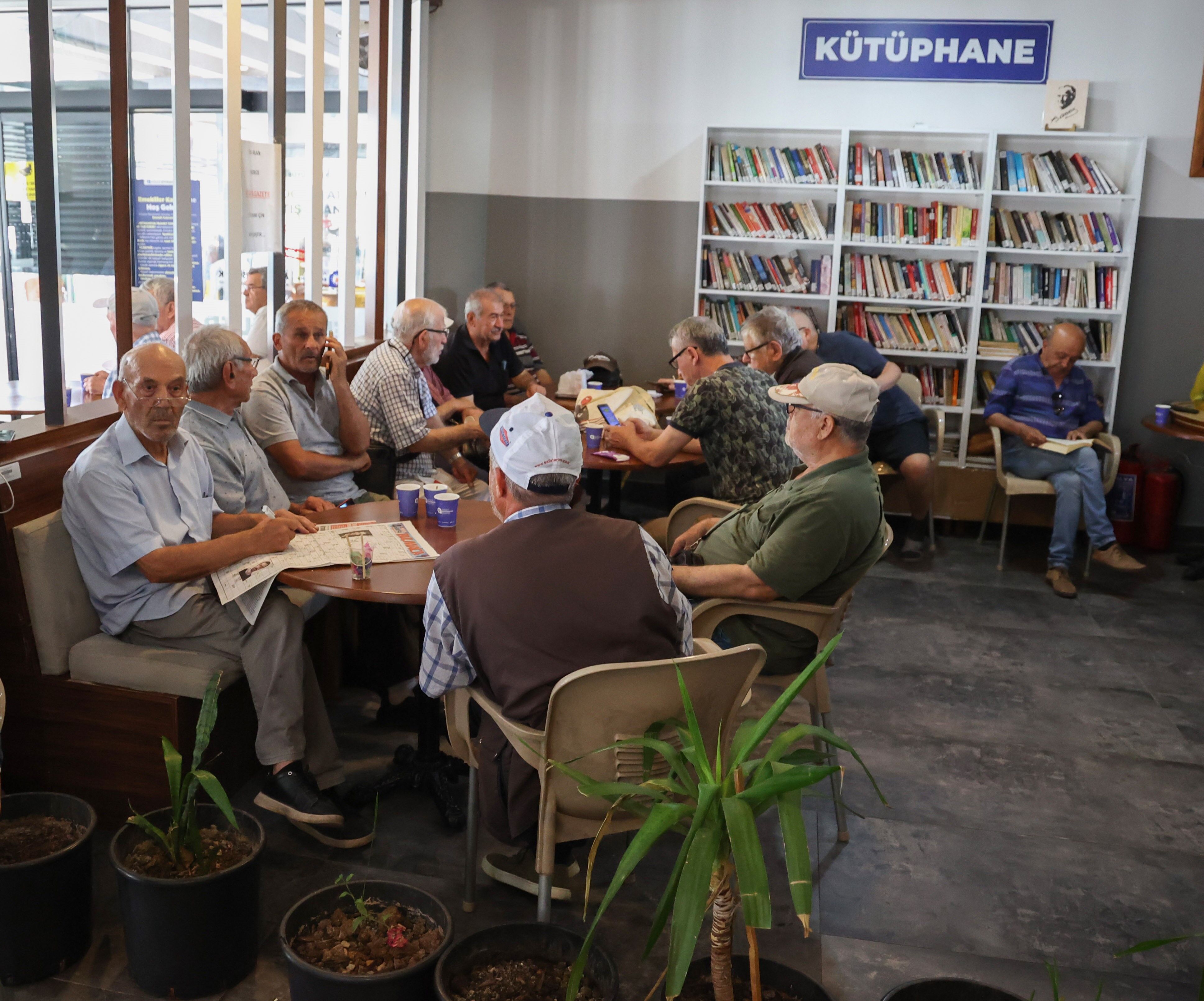 Antalyada Emeklilere Ücretsiz Çay Ikramı (2)