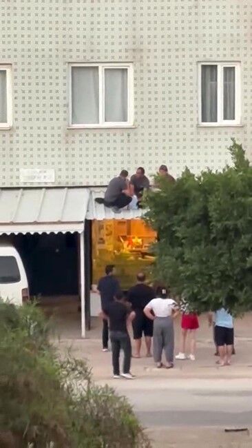 Antalya'da Genç Kız Cam Silerken Dengesini Kaybetti (1)