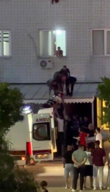 Antalya'da Genç Kız Cam Silerken Dengesini Kaybetti (2)