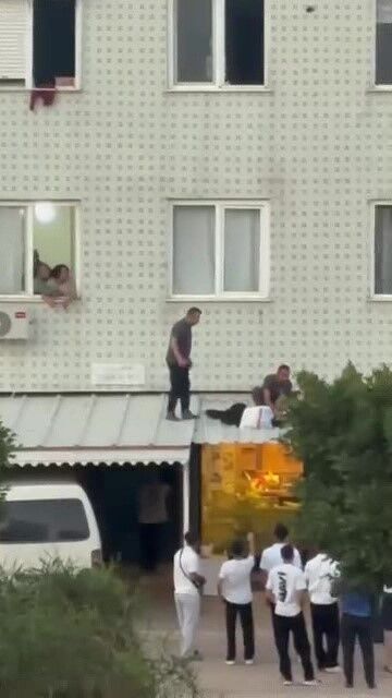 Antalya'da Genç Kız Cam Silerken Dengesini Kaybetti (4)