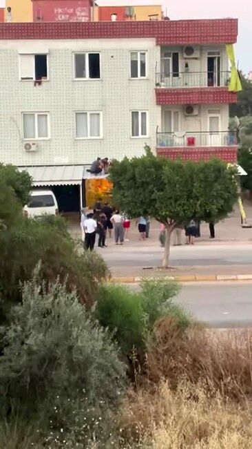Antalya'da Genç Kız Cam Silerken Dengesini Kaybetti (5)