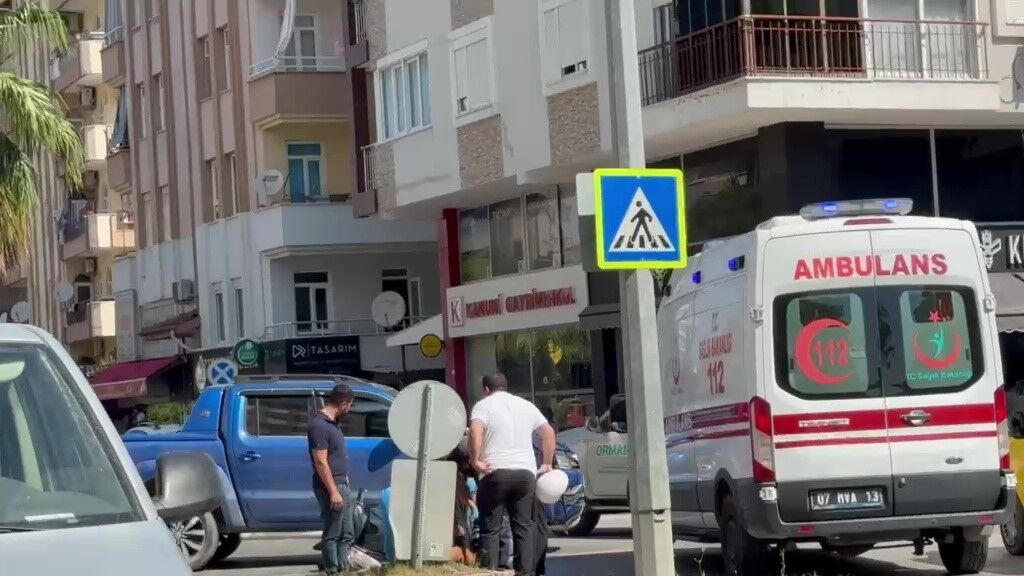 Antalya'da Kavşakta Korkutan Çarpışma! Kamyonetle Çarpıştı (1)