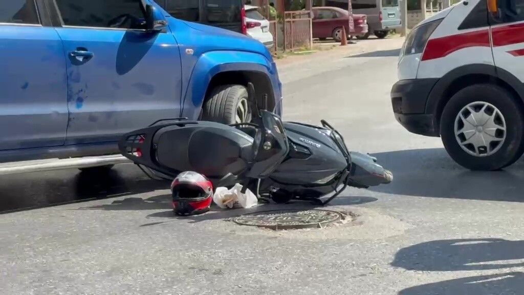 Antalya'da Kavşakta Korkutan Çarpışma! Kamyonetle Çarpıştı (2)