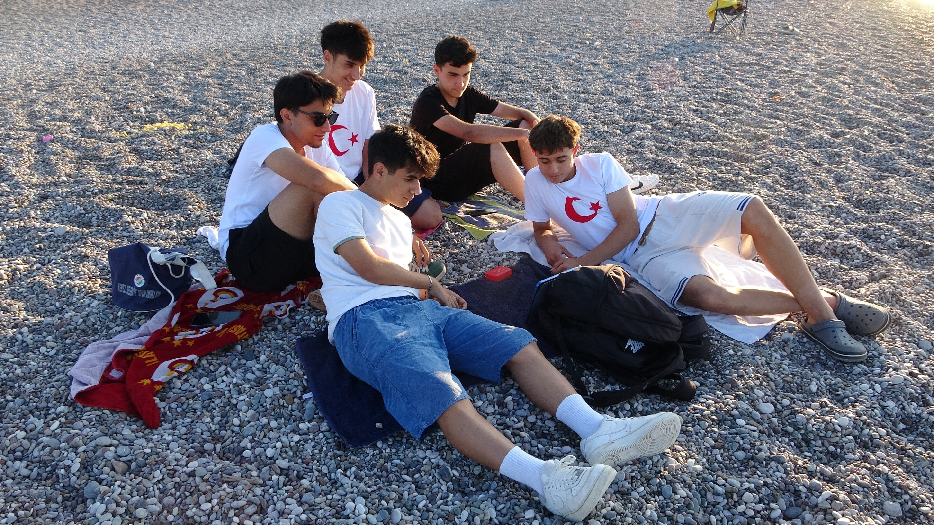 Antalya'da Konyaaltı Sahili Bu Kez Yüzmek Için Dolmadı (2)