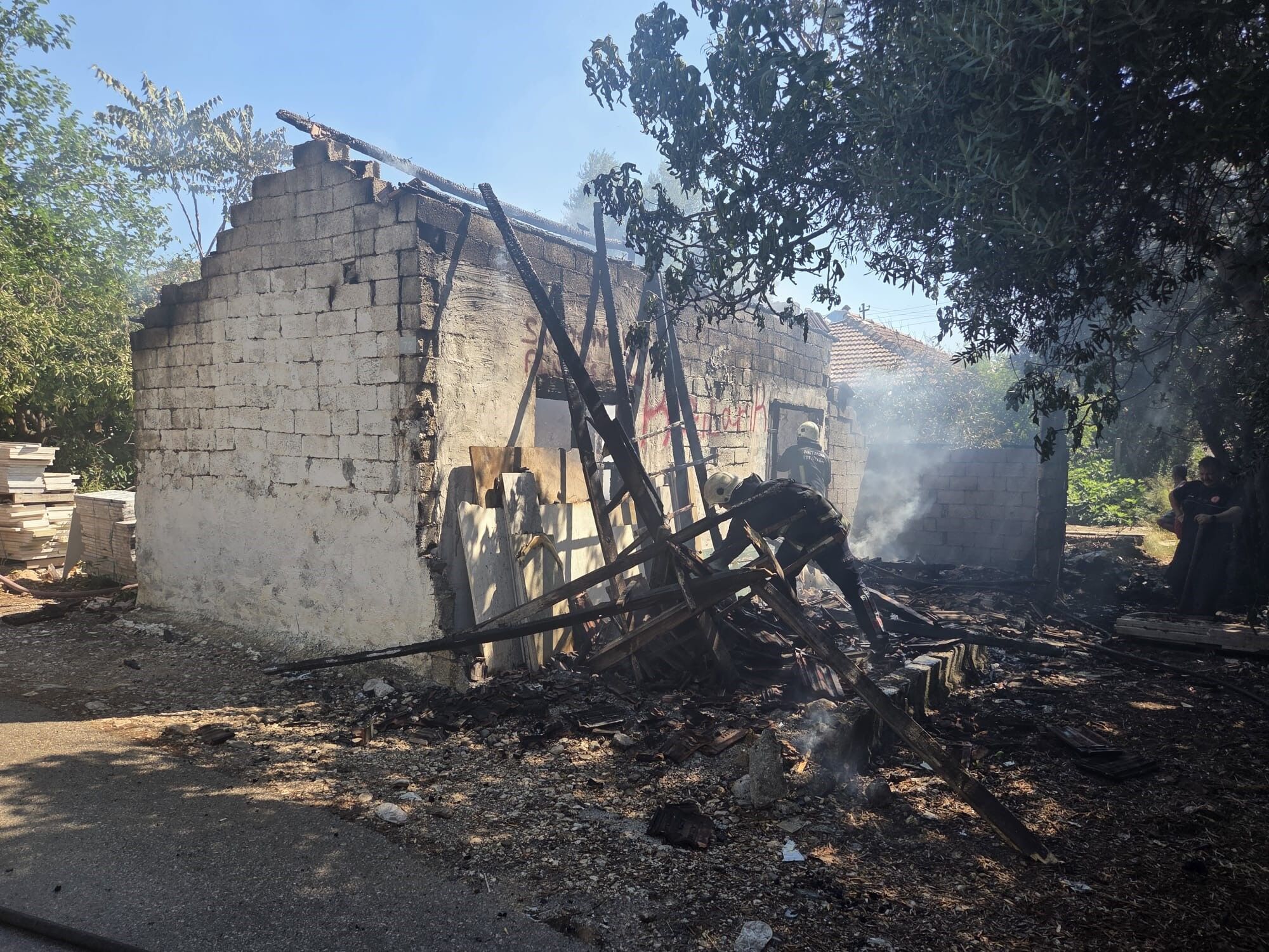 Antalya'da Madde Bağımlıların Yuvası Olmuştu! Alevler Sardı (3)